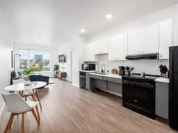 Blue Bliss: Cozy Apartment with Gym Amenities