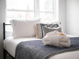 Blue Bliss: Cozy Apartment with Gym Amenities