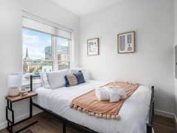 Shades of Blue Elegant Suite l Free Parking + Gym