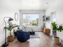 Shades of Blue Elegant Suite l Free Parking + Gym