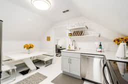 Stylish walk-up near Downtown!
