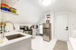 Stylish walk-up near Downtown!