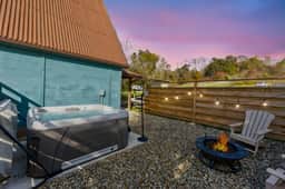 The Nest: Pickleball Court, Hot Tub, Hiking