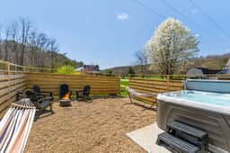 Valley View Cabins: Pickleball, Hot tubs, Trails