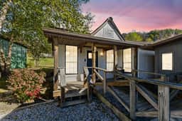Valley View Cabins: Pickleball, Hot tubs, Trails