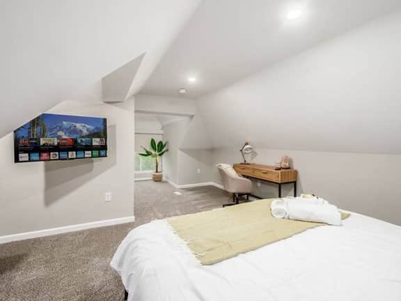 5BR Boho Home with Free Parking