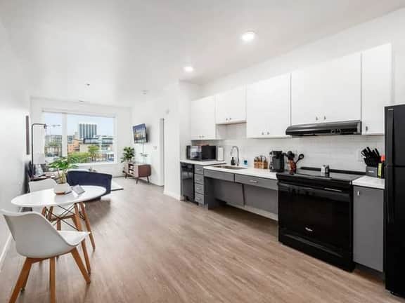 Blue Bliss: Cozy Apartment with Gym Amenities