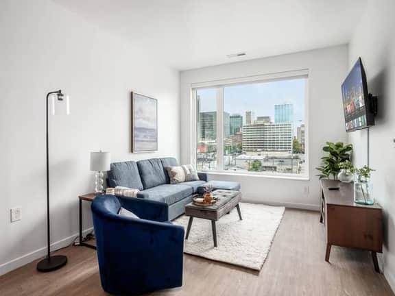 Blue Bliss: Cozy Apartment with Gym Amenities