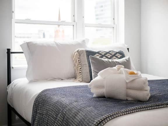 Blue Bliss: Cozy Apartment with Gym Amenities