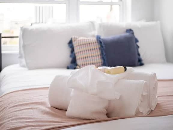 Shades of Blue Elegant Suite l Free Parking + Gym