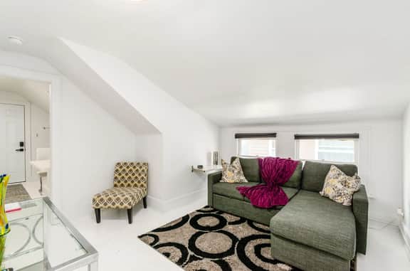 Stylish walk-up near Downtown!