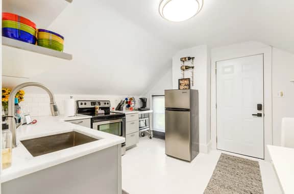 Stylish walk-up near Downtown!
