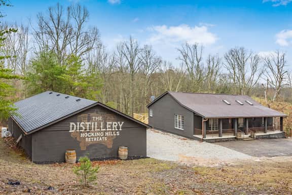 The Distillery - Golf Sim, Hot Tub, Game Room