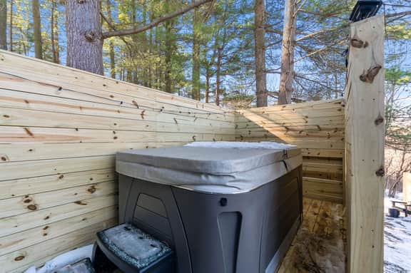 Pine Hills Cottage + Hot tub I Fire Pit