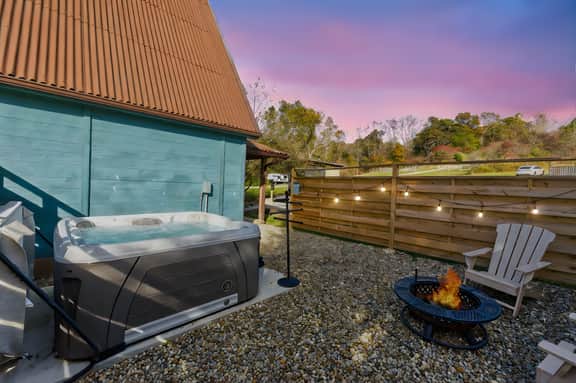 The Nest: Pickleball Court, Hot Tub, Hiking