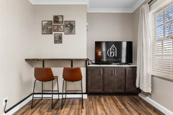 Nightingale Cottage - Near NCH!