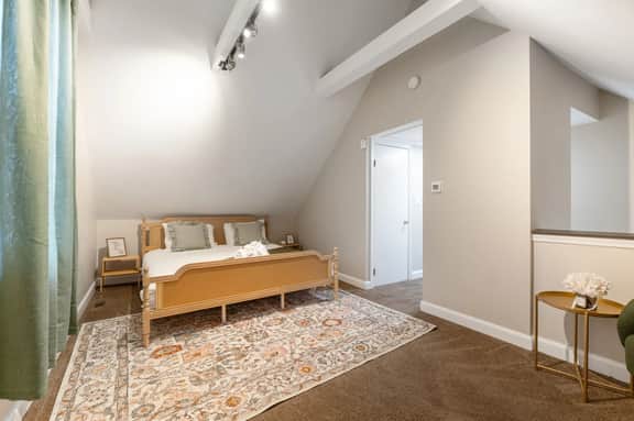 Nightingale Cottage - Near NCH!