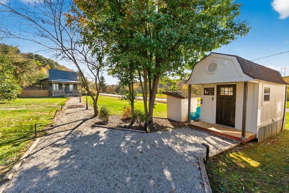 Valley View Cabins: Pickleball, Hot tubs, Tra