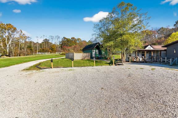 Valley View Cabins: Pickleball, Hot tubs, Tra