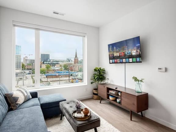 Blue Bliss: Cozy Apartment with Gym Amenities