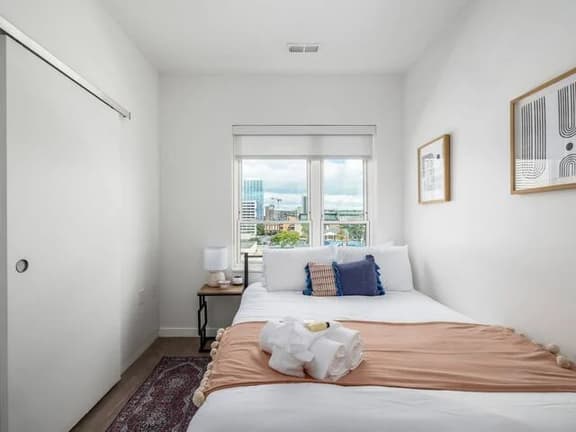 Shades of Blue Elegant Suite l Free Parking + Gym