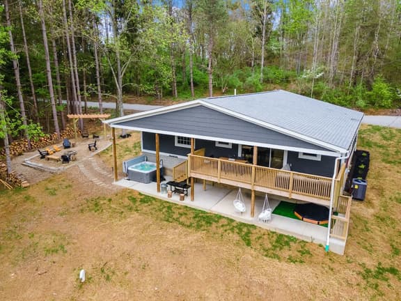Hidden Hills Haven - Hot Tub, Fire Pit, Pool