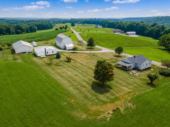 Sugar Grove Farmhouse - Hocking Hills! - Hot Tub!