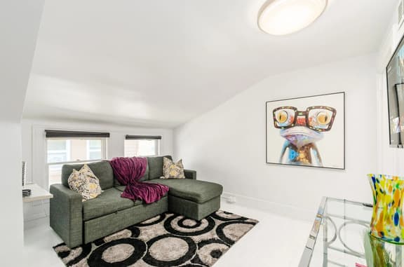 Stylish walk-up near Downtown!
