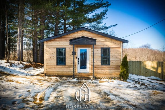 Pine Hills Cottage + Hot tub I Fire Pit