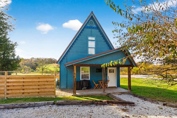 The Nest: Pickleball Court, Hot Tub, Hiking